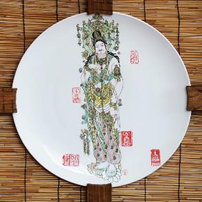 《净心I》粉彩+刻瓷作品，1300℃还原焰+800℃粉彩烤花，直径48cm